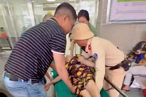 Cảnh sát giao thông kịp thời mở đường đưa người dân đi cấp cứu