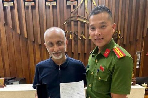 Du khách vui mừng nhận lại điện thoại