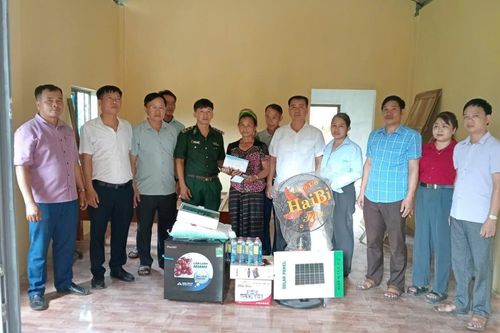 Bàn giao nhà ở cho gia đình bị thiệt hại do lũ quét