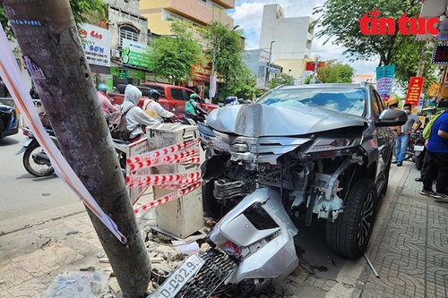 TP Hồ Chí Minh: Ô tô ngân hàng gây tai nạn liên hoàn, 3 người bị thương