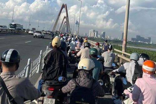 Ngày đầu dựng rào sắt phân làn cầu Nhật Tân: Xe máy ùn ứ, ô tô thênh thang