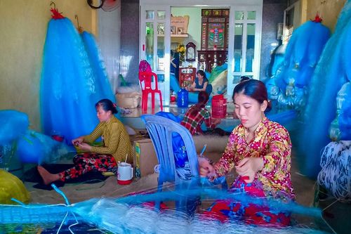 Tổ hợp tác vá lưới tạo thu nhập ổn định cho phụ nữ vùng biển