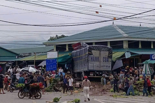 Quảng Trị: Xe tải mất lái lao vào chợ, ít nhất 3 người chết, nhiều người bị thương