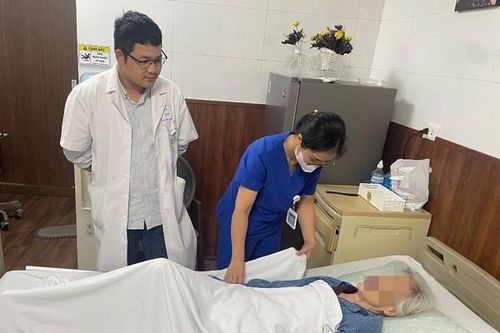 Cụ bà 80 tuổi suýt mất bàn chân vì vết xước nhỏ