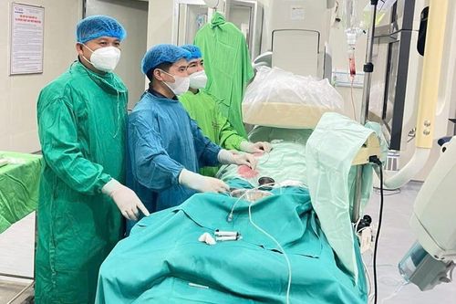 Cứu sống bệnh nhân K thực quản giai đoạn cuối, chảy máu dạ dày ồ ạt