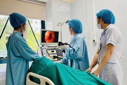 Chảy máu tiêu hóa nặng vì thói quen thức khuya lướt điện thoại