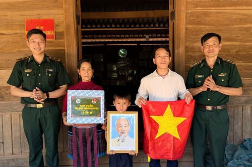 Khắc sâu lời Bác dạy, gắn bó máu thịt với nhân dân nơi biên cương