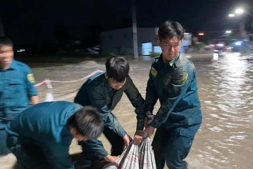 Xuyên đêm hỗ trợ nhân dân khắc phục hậu quả thiên tai