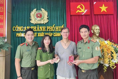 Trước giờ xuất cảnh, du khách Nga được Công an Huế trả tiền, hộ chiếu đánh rơi