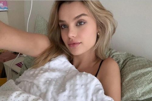 Hoa hậu đẹp nhất thế giới đón con gái đầu lòng