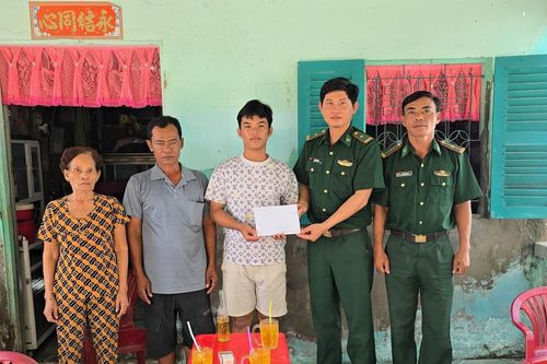Đồn Biên phòng Nhà Mát trao học bổng cho học sinh có hoàn cảnh đặc biệt khó khăn trên địa bàn
