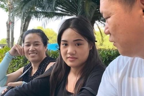Cha trả tiền để con gái chịu nhắn tin về nhà khi đi học xa