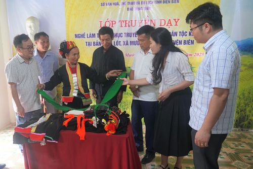 Giữ hồn dân tộc qua trang phục truyền thống