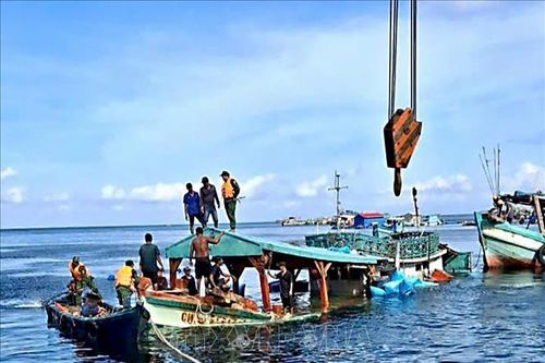 Đồn Biên phòng Hòn Chuối (Cà Mau) cứu hộ kịp thời tàu cá bị chìm trên biển