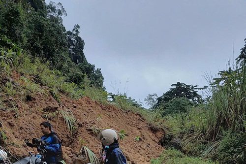 Quảng Ngãi: Sạt lở nghiêm trọng trên tỉnh lộ 674, giao thông tê liệt