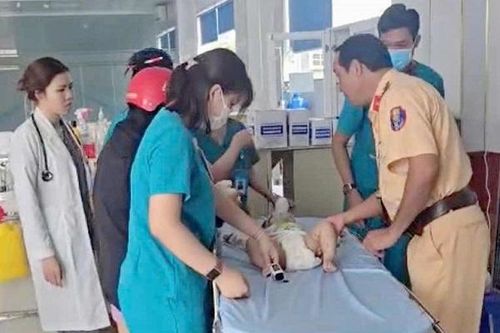 Đồng Nai: CSGT kịp thời đưa bé trai 1 tuổi đi cấp cứu, thoát khỏi cơn nguy kịch