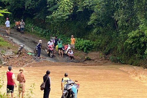 Nước cầu tràn dâng cao, 480 hộ dân xã miền núi Nghệ An bị chia cắt