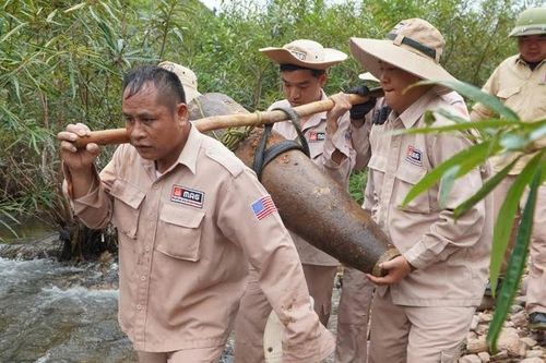 Người phụ nữ đi bắt cá phát hiện quả bom 'khủng' bên suối