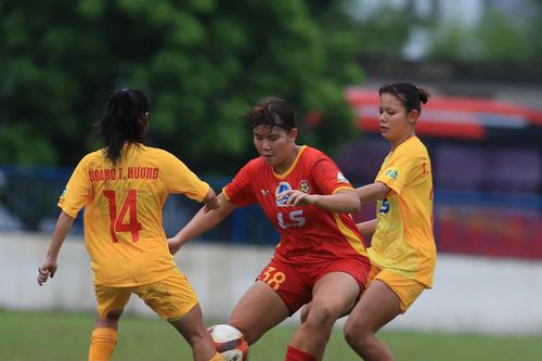 TP.HCM I thắng 'nhẹ nhàng' derby, trở lại ngôi đầu