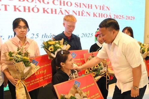 Trao 27 suất học bổng trị giá trên 2,5 tỉ đồng cho sinh viên có hoàn cảnh đặc biệt khó khăn
