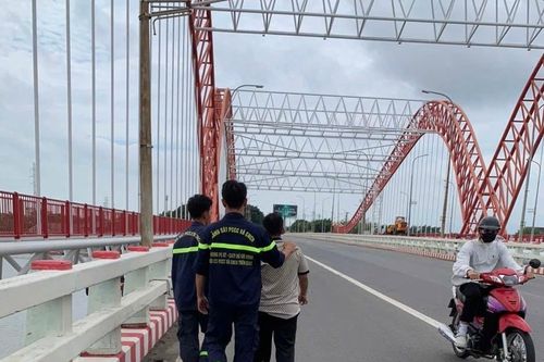 Thuyết phục thành công nam thanh niên định nhảy cầu tự tử