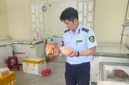 Quản lý thị trường Đà Nẵng xử lý 2 vụ kinh doanh thực phẩm không rõ nguồn gốc