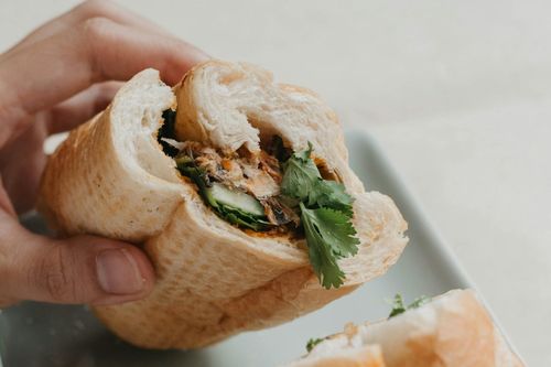 Nhiều người ở chung cư TP.HCM nhập viện sau khi ăn bánh mì