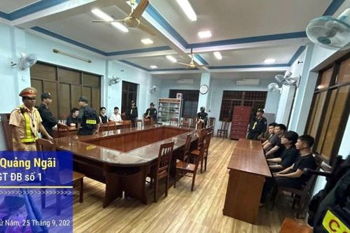 Liên tiếp phát hiện xe ô tô con chở người nước ngoài nhập cảnh trái phép