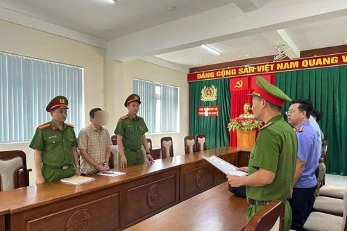 Bắt cựu chủ tịch phường lợi dụng chức vụ, quyền hạn