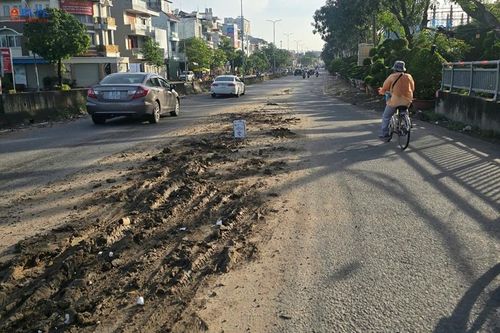Bức xúc xe ben chở bùn đất rơi vãi xuống đường, nguy cơ gây tai nạn