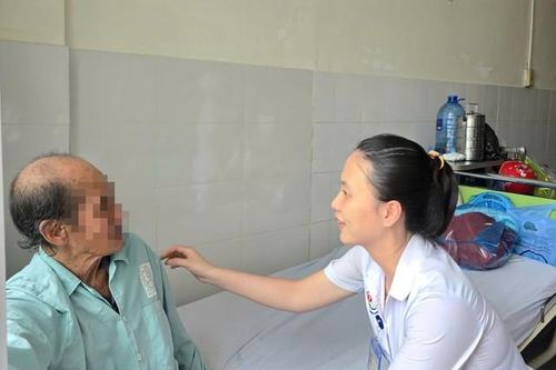 Người đàn ông lang thang ở Khánh Hòa được y bác sĩ chăm sóc, điều trị bệnh miễn phí