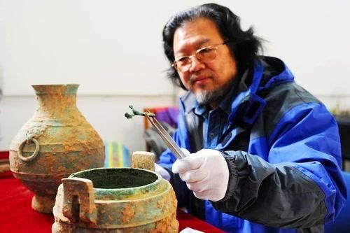 Sửng sốt nồi súp xương 2.400 năm tuổi còn nguyên trong mộ cổ