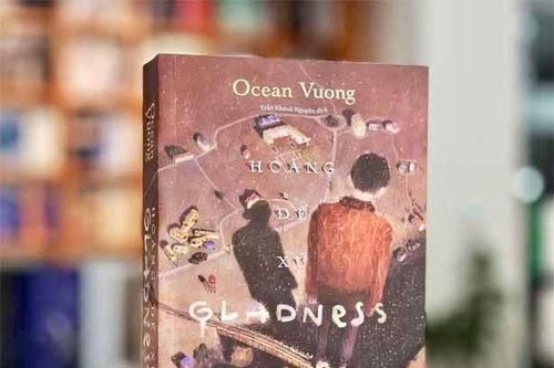 'Hoàng đế xứ Gladness' của Ocean Vuong lọt danh sách best seller New York Times