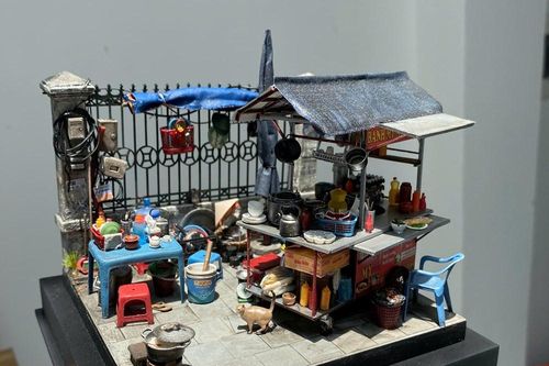 Ngắm phố Hà Nội qua mô hình thu nhỏ làm từ... phế liệu