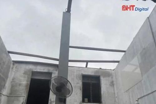 Lốc xoáy giật tung hàng loạt nóc nhà