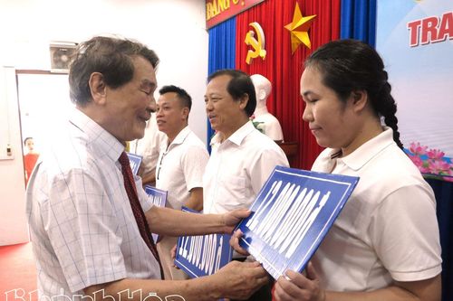 Quỹ Khuyến học, khuyến tài Khánh Hòa trao học bổng hơn 1,55 tỷ đồng cho học sinh, sinh viên