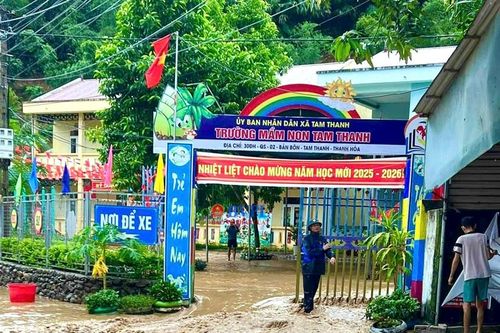 Lũ cuốn trôi bức tường chắn, cả ngôi trường mầm non bị ngập lụt