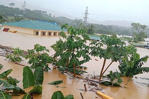 Chìm trong nước lũ, hàng loạt thôn, bản ở Nghệ An bị chia cắt sau bão Bualoi