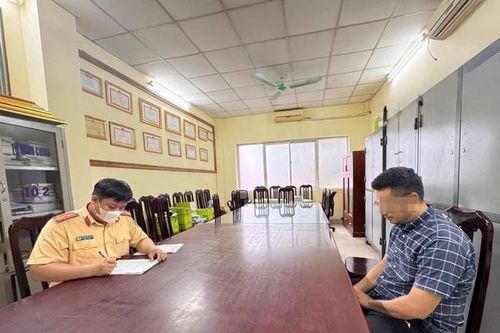 Xử phạt thanh niên đi xe máy cố tình 'gây sự', đá vào xe nữ quân nhân ở Hà Đông