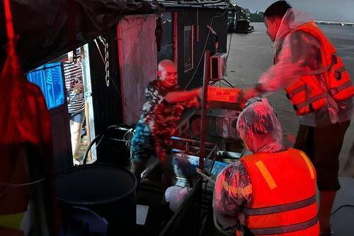 Lực lượng Công an đội mưa lớn, cấp phát mỳ tôm nước uống cho bà con vạn chài sông Hồng
