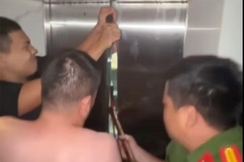 Giải cứu người phụ nữ mắc kẹt trong thang máy ngập nước dưới hầm tòa nhà