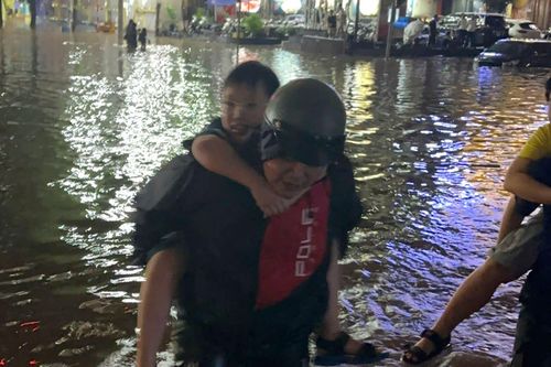 Trong đêm mưa lớn, Công an phường Ngọc Hà phối hợp đưa 68 học sinh ra khỏi khu vực ngập sâu
