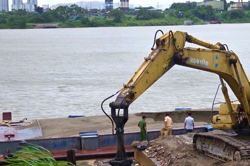 Cảnh sát xử lý bến tập kết vật liệu xây dựng không phép ở Bát Tràng