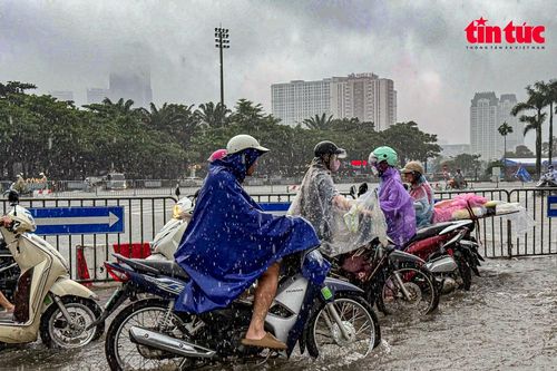 'Biển nước' Mỹ Đình trong bão số 10