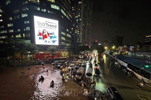 Người dân Thủ đô chật vật về nhà sau mưa lớn và ngập úng nghiêm trọng