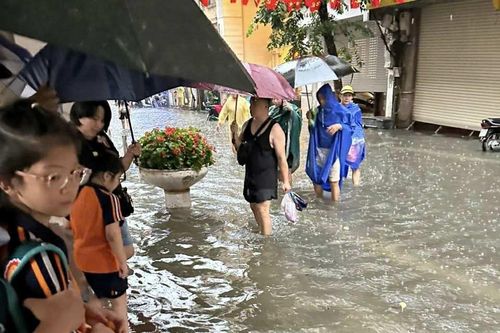 Phụ huynh Hà Nội bì bõm đón con, nhiều trường học sắp xếp chỗ ăn nghỉ miễn phí cho học trò