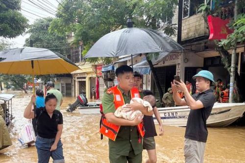 Công an Lào Cai di dời trên 3.000 hộ dân vùng ngập lụt đến nơi an toàn