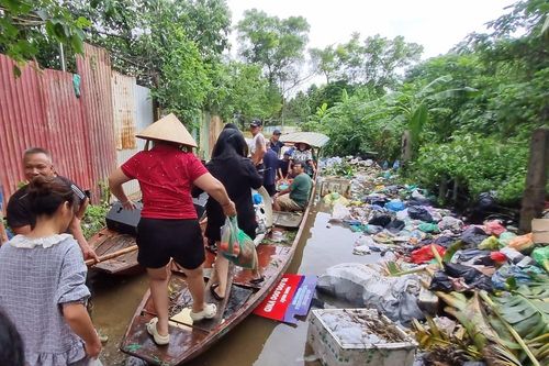 Cuộc sống người dân Hà Nội bị đảo lộn do mưa ngập