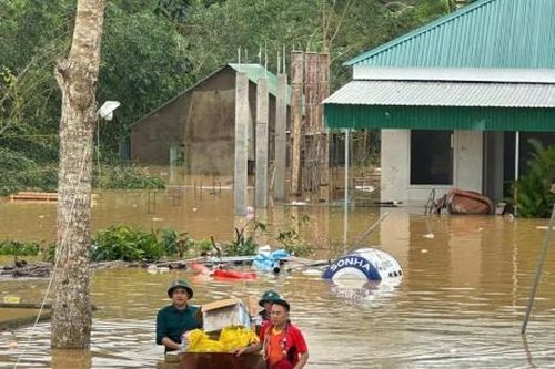 Nước lũ lên nhanh, nhiều bản làng miền núi Nghệ An bị cô lập