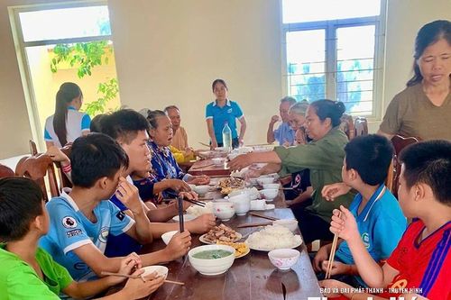 Ấm áp bữa cơm nghĩa tình trong vùng lũ ở xã Vân Du